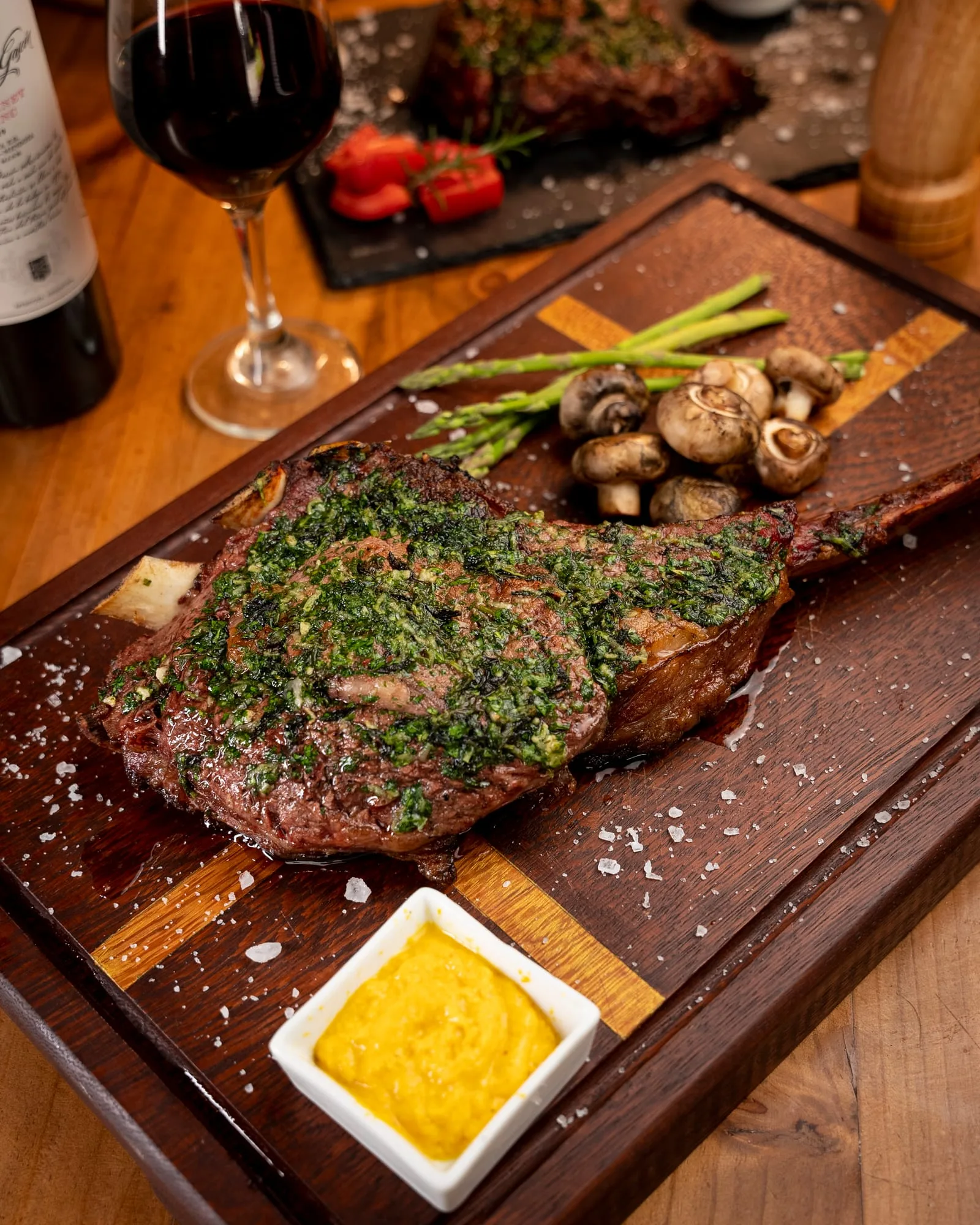 Tomahawk a la parrilla con espárragos y champiñones