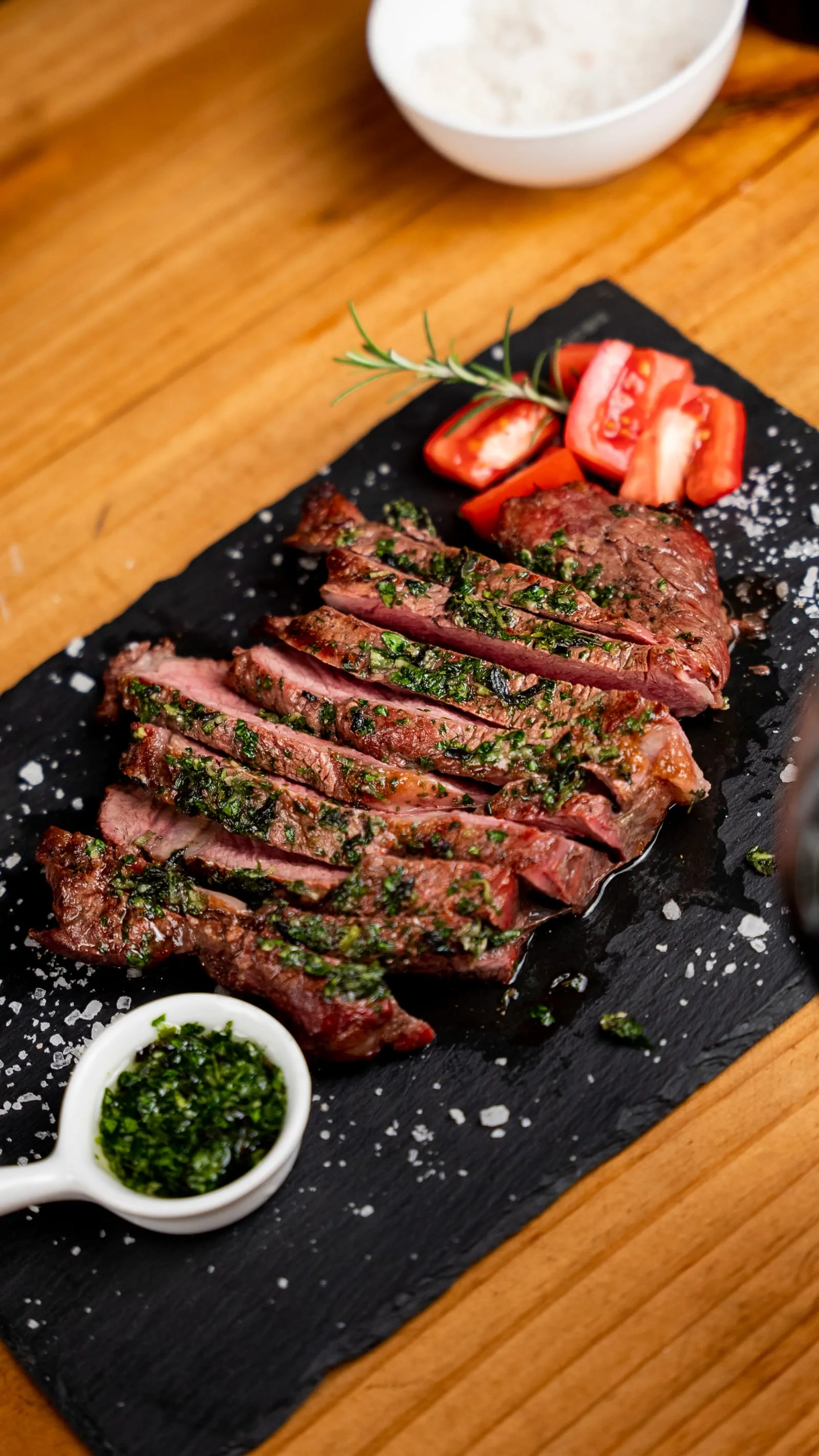 Entraña a la parrilla fileteada con chimichurri