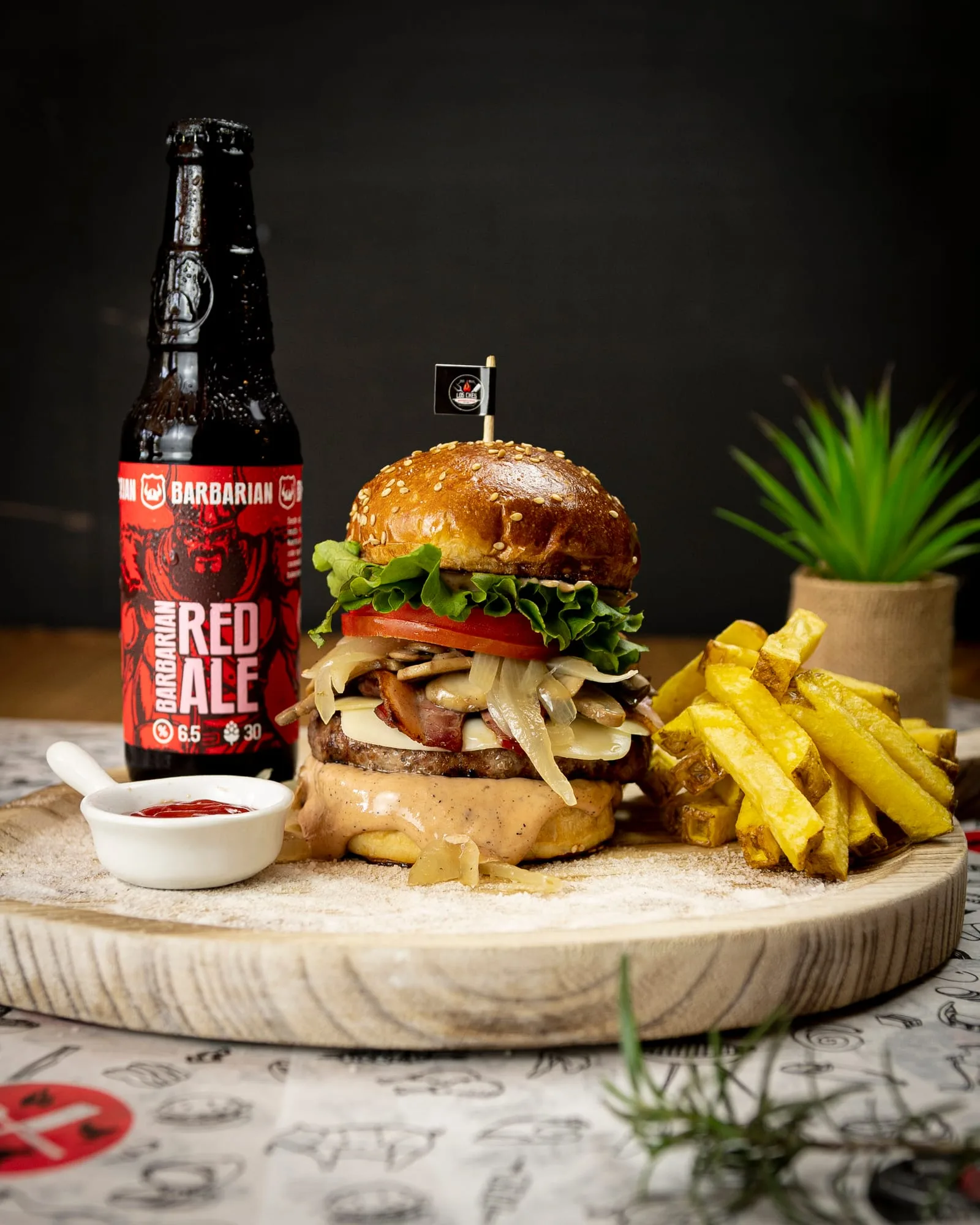 Che Burger con papas y cerveza artesanal