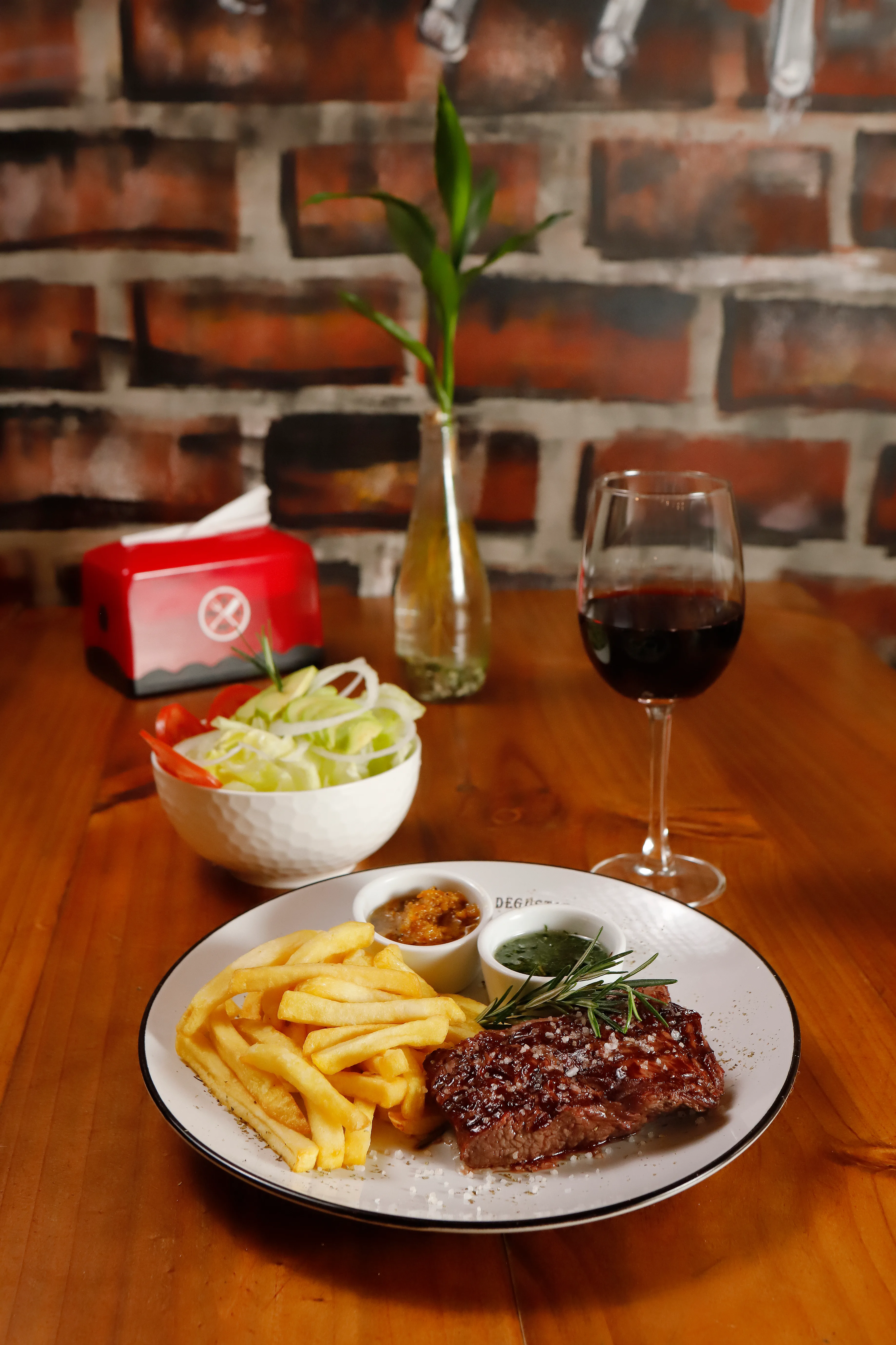 Bife ancho Angus sellado con chimichurri