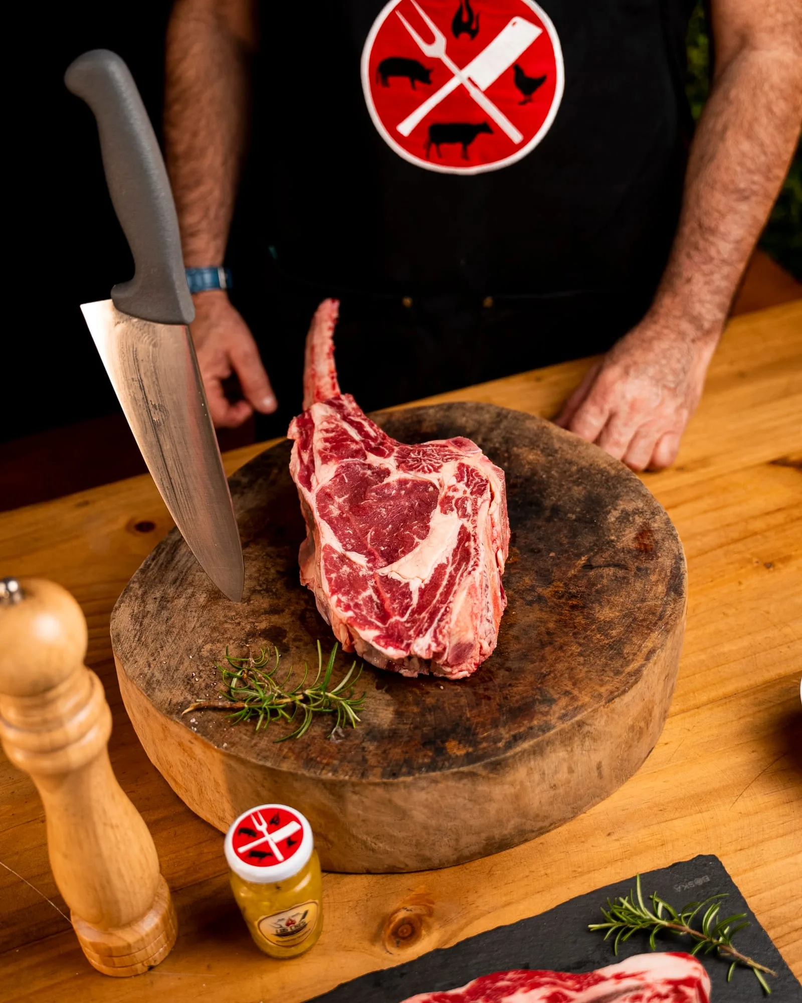 Tomahawk de Los Ches recién cortado, listo para la parrilla