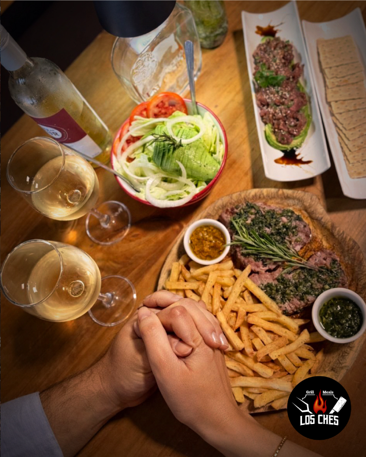 Mesa compartida en Los Ches — parrilla, vino y familia